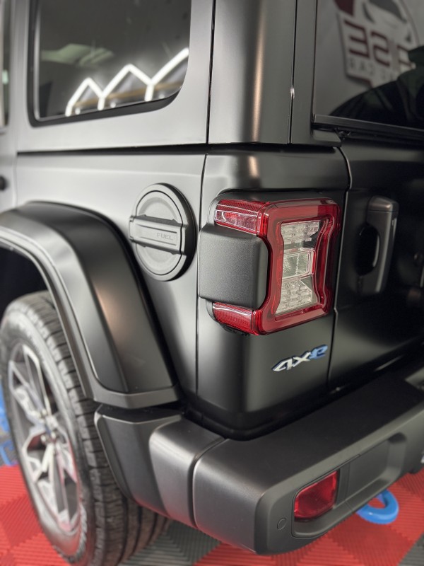 Conversion mat pour un Jeep Wrangler avec le film de protection PPF xpel, dans notre centre de detailing à Viry en Haute-Savoie