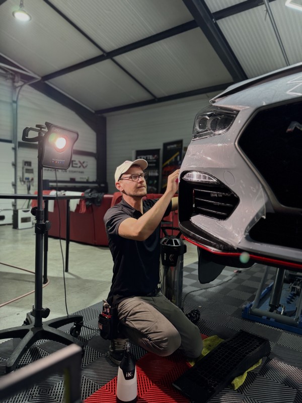 Une pose complète de PPF xpel pour une i30N Hyundai dans notre centre de detailing de Viry en cours