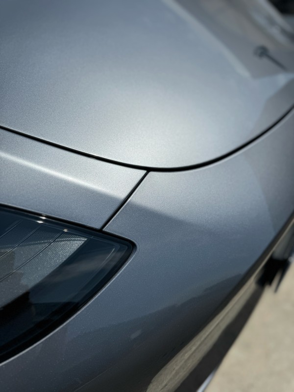 Pose de PPF partielle sur une Tesla Model Y dans notre centre de detailing de Viry, à proximité de Genève
