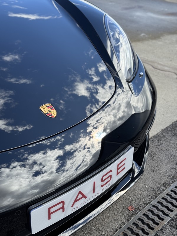 Traitement céramique monocouche Krytex pour cette magnifique Porsche 718 Boxster, dans notre centre de detailing à Viry avant