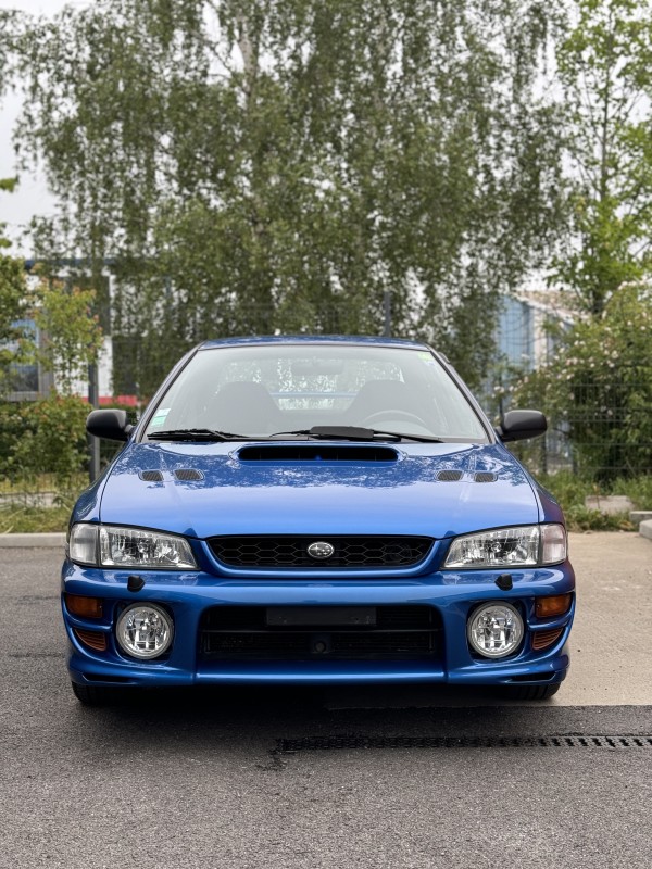 Service de polissage sur une SUBARU Impreza GT dans notre centre de detailing à Viry, Haute-Savoie