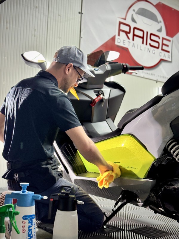 PPF XPEL sur scooter : Oui, même les deux-roues méritent une protection haut de gamme