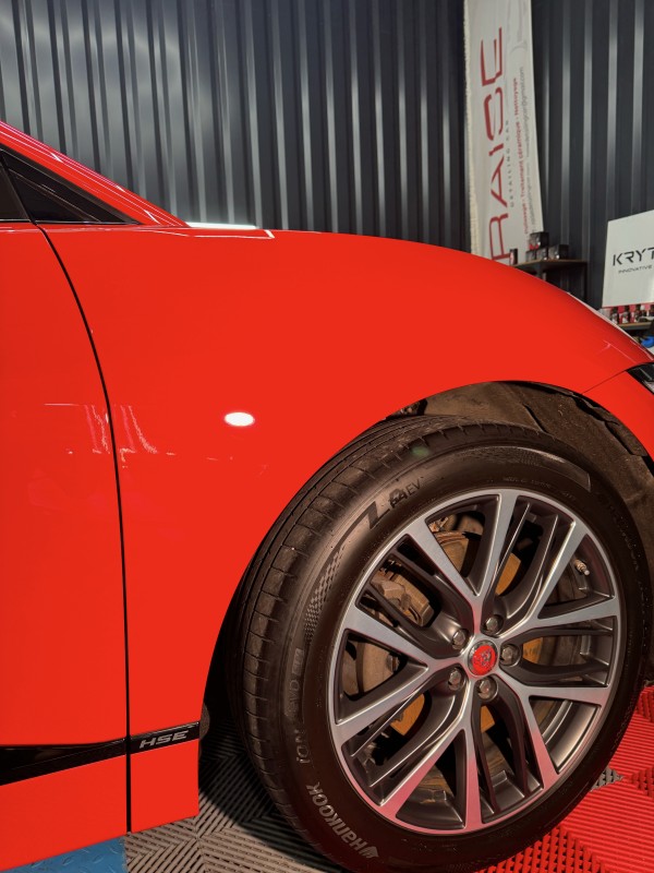 Service de polissage suivi d'un traitement céramique monocouche pour une Jaguar E-Pace dans notre centre de detailing de Viry, à proximité de Genève