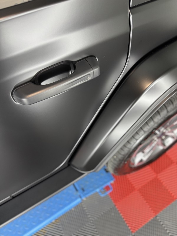 Conversion mat pour un Jeep Wrangler avec le film de protection PPF xpel, dans notre centre de detailing à Viry en Haute-Savoie