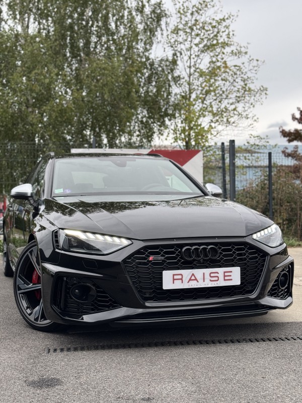 Cette Audi RS4 avait bien besoin d'un polissage professionnel dans notre centre de detailing à Viry