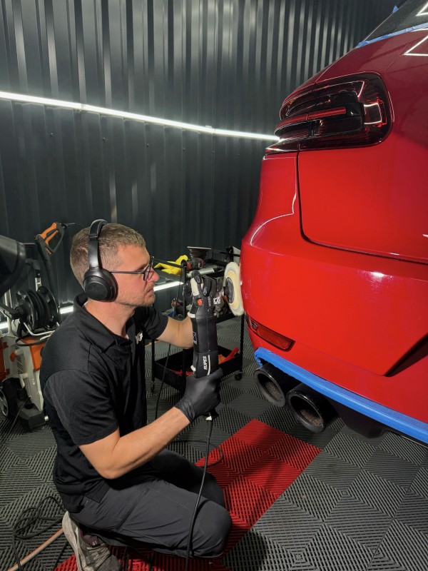 Comprendre les techniques de polissage : votre carrosserie mérite mieux qu’un coup de lustreur ! Rdv à Viry, entre Annecy et Genève