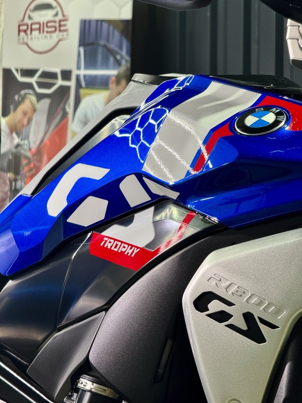 Pose de film PPF sur une moto BMW R1300 GS pour notre client d'Annecy