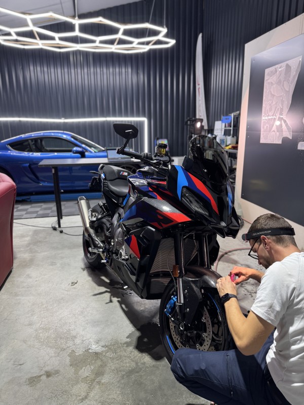 Protection ultime pour une moto BMW M1000 XR : la pose de film de protection PPF XPEL dans notre atelier entre genève et Annecy