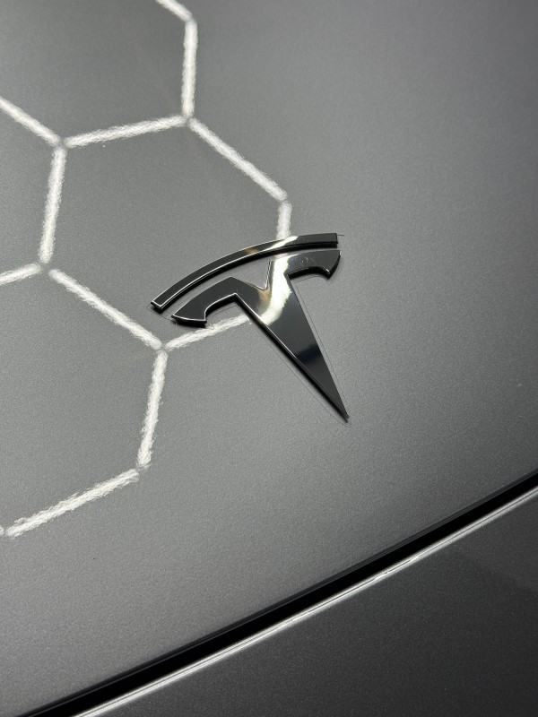 Pose de PPF partielle sur une Tesla Model Y dans notre centre de detailing de Viry, à proximité de Genève