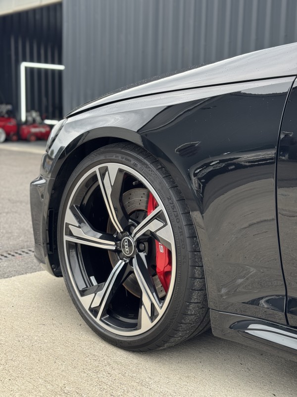 Cette Audi RS4 avait bien besoin d'un polissage professionnel dans notre centre de detailing à Viry