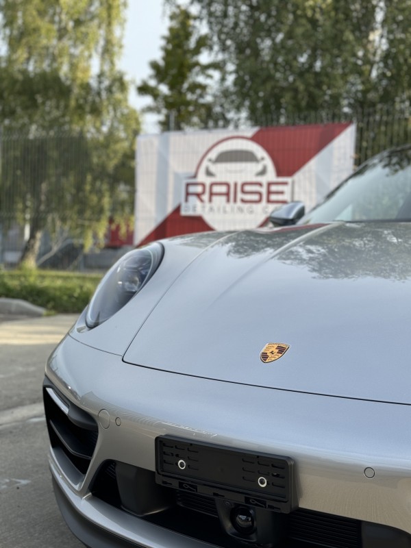 Pose de PPF XPEL sur une magnifique Porsche 911 Carrera 4 GTS dans notre centre de detailing à Viry
