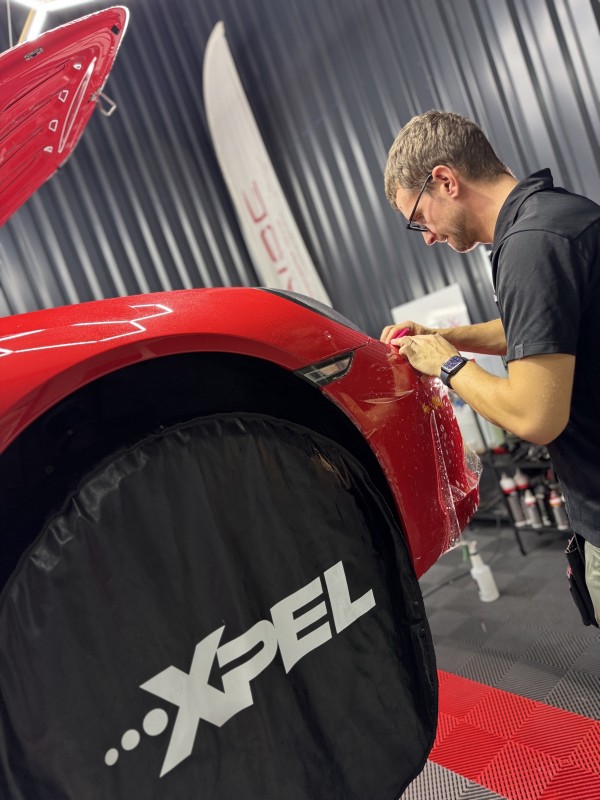 Pose partielle de PPF XPEL pour une Porsche 911 Carrera 4 GTS dans notre centre de detailing de Viry en cours