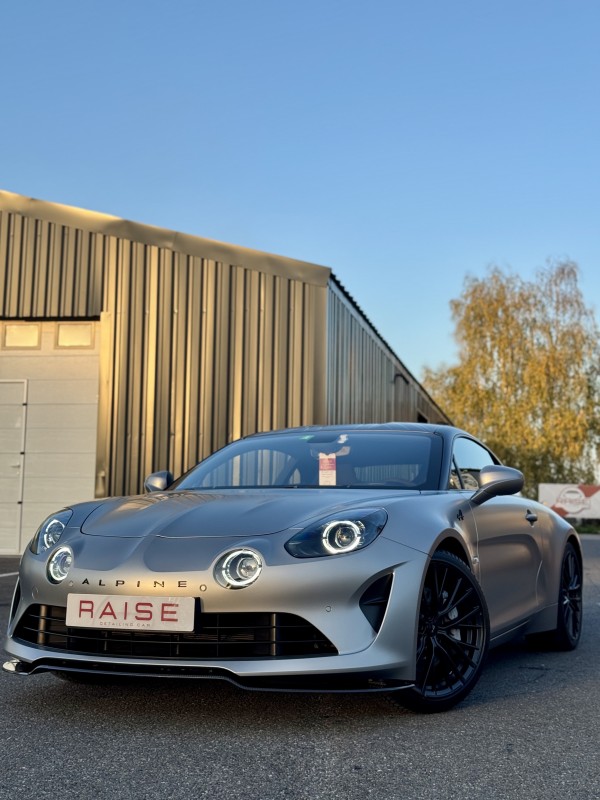 Pose de film de protection sur une Alpine A110S édition Enstone dans notre centre de detailing de Viry