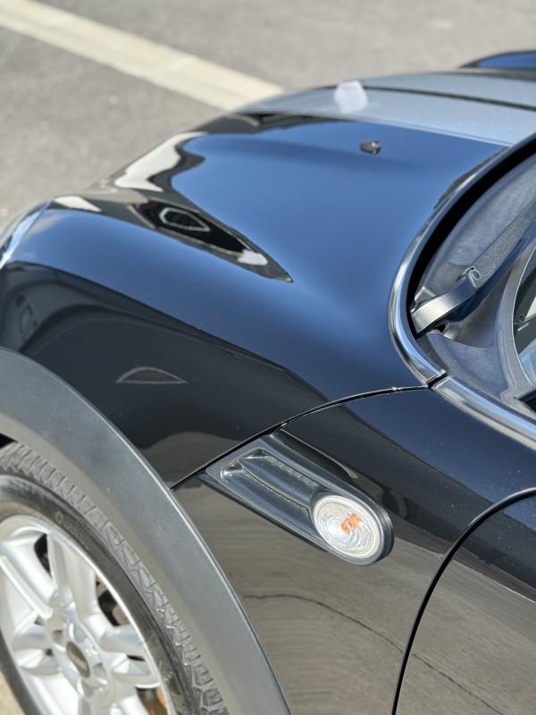 Polissage de cette Mini avec pose de la cire carnauba qui ravive les couleurs foncés