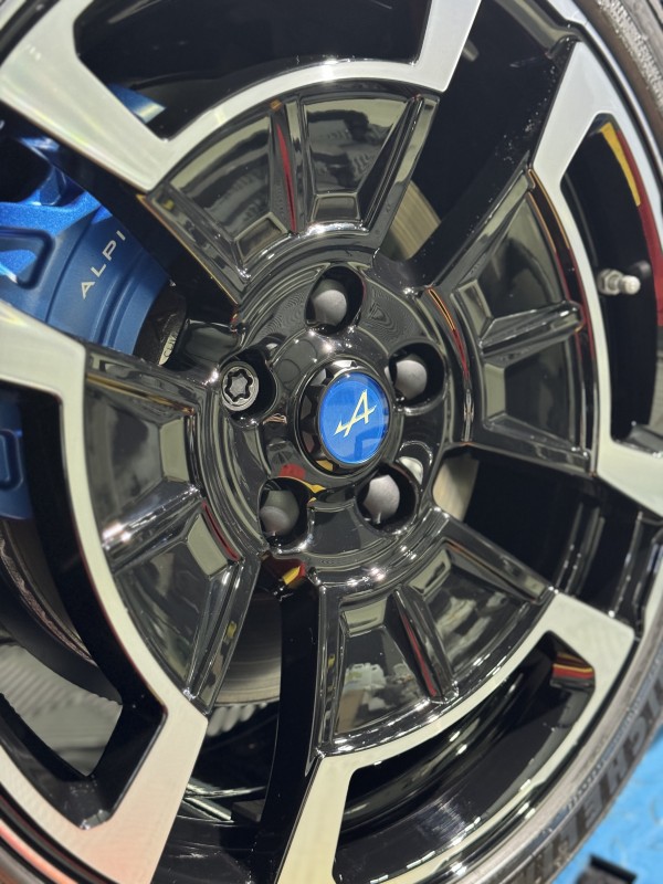 Traitement céramique des jantes d'une Alpine A110 GT 