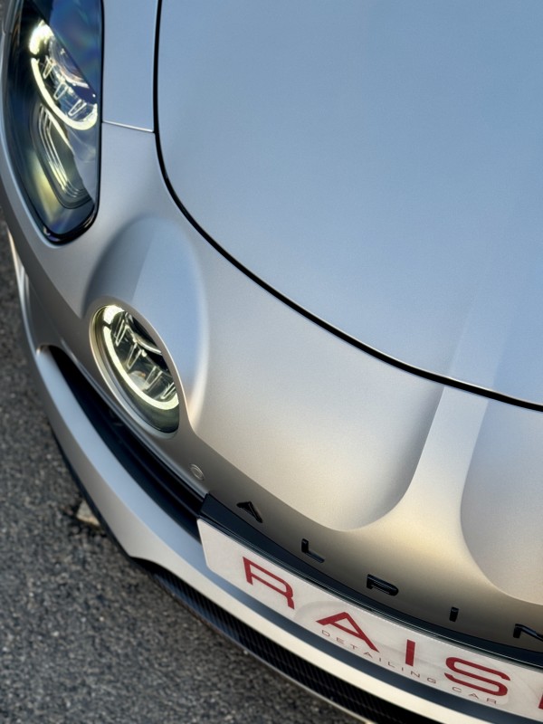 Pose de film de protection sur une Alpine A110S édition Enstone dans notre centre de detailing de Viry détails