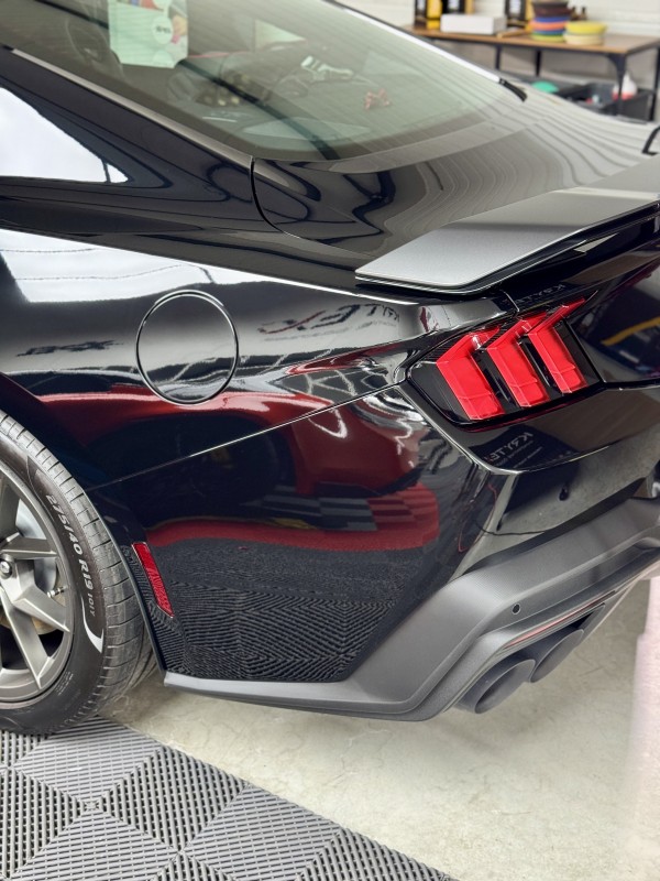 Protection complète PPF XPEL sur une Ford Mustang Dark Horse : Réalisée chez Raise Detailing Car à Viry, près de Genève