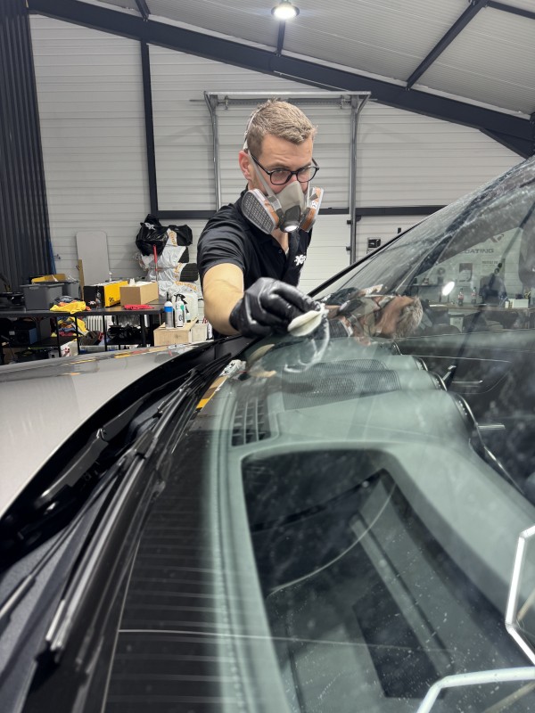 Orages, moustiques et éclaboussures : pourquoi traiter vos vitres avant l’été – Raise Detailing à Viry (Genève / Annecy)