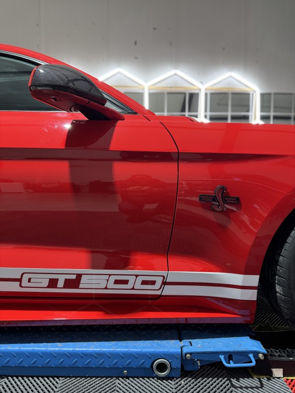 Pose de stickers et de protection de jantes sur une Mustang dans notre centre de detailing à Viry zoom