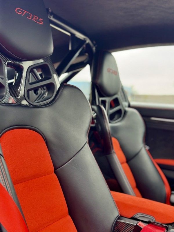 Un service RAISE (nettoyage en profondeur de l'habitacle) pour cette GT3 RS dans notre centre de detailing de Viry