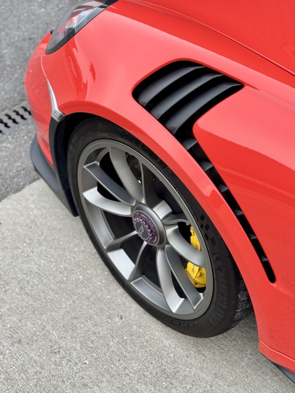 Remise à neuf pour une Porsche GT3 RS : polissage complet dans notre centre de detailing de Viry roue