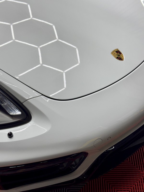 Pose de PPF XPEL complet pour cette magnifique Porsche Boxster GTS blanche dans notre centre de detailing à Viry avant