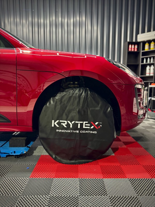 Service complet pour cette Porsche Macan GTS rouge carmin : polissage, traitement céramique mono couche et traitement céramique des jantes photo en intérieur