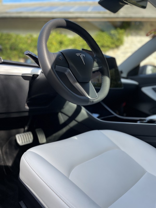 Detailing intérieur d'une Tesla Model 3 pour un client de Copponex
