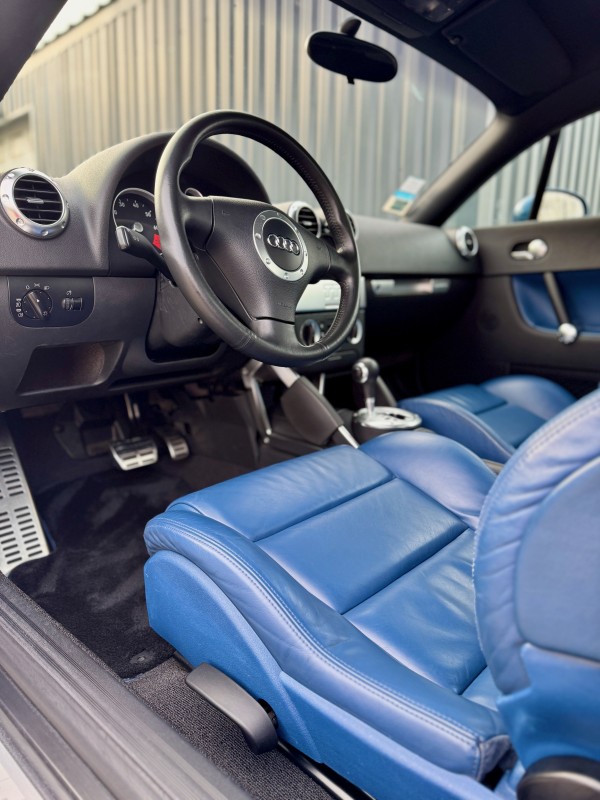 Nettoyage en profondeur RAISE dans notre centre de detailing à Viry, entre Annecy et Genève pour une Audi TT, intérieur bleu