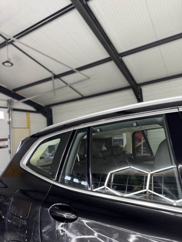 Pose de vitres teintées sur un BMW X3, à Viry, entre Annecy et Genève avant