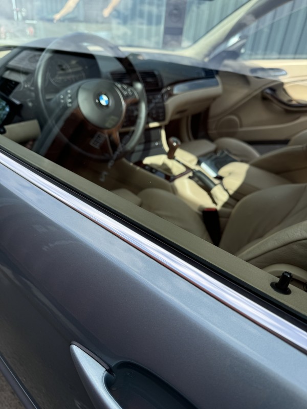 Service Raise (nettoyage intérieur et extérieur en profondeur) pour cette BMW 330 dans notre centre de detailing à Viry, Haute-Savoie