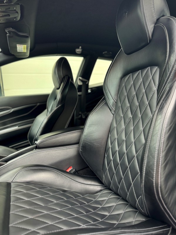 Pose de traitement céramique sur les sièges en cuir de cette exceptionnelle Ferrari FF dans notre centre de detailing à Viry, à proximité de Genève et Annecy