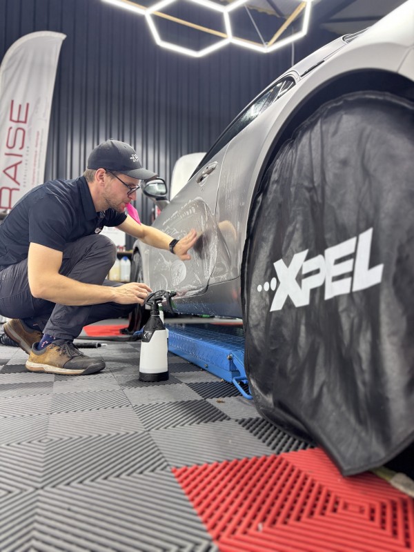 Pose de film de protection sur une Alpine A110S édition Enstone dans notre centre de detailing de Viry en cours