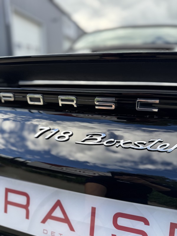 Polissage pour une magnifique Porsche 718 Boxster dans notre centre de detailing à Viry