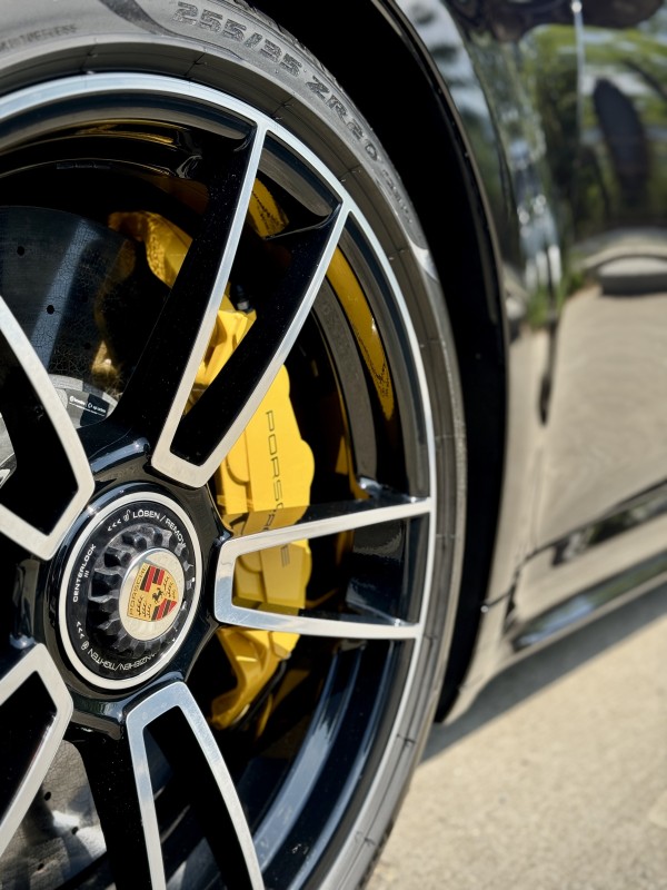 Pose de film de protection XPEL sur une magnifique Porsche 911 Turbo S dans notre centre de detailing de Viry
