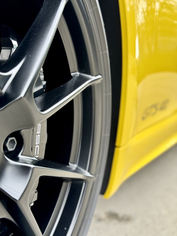 Pose de film PPF sur les bas de caisse de cette Porsche Cayman GTS 4.0 jantes