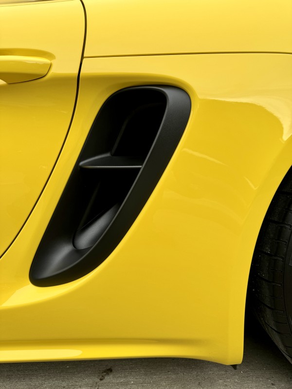 Pose de film PPF sur les bas de caisse de cette Porsche Cayman GTS 4.0 close up