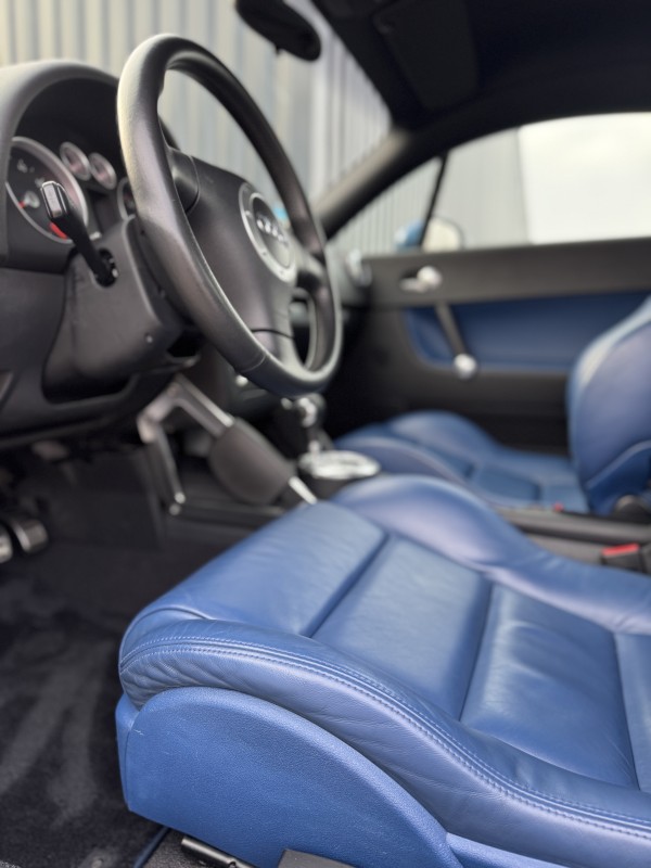 Nettoyage en profondeur RAISE dans notre centre de detailing à Viry, entre Annecy et Genève pour une Audi TT, intérieur bleu