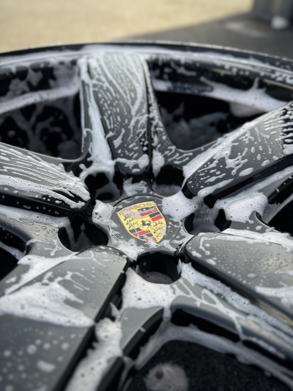 Service complet pour cette Porsche Macan GTS rouge carmin : polissage, traitement céramique mono couche et traitement céramique des jantes nettoyage