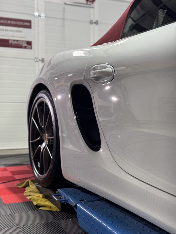 Pose de PPF XPEL complet pour cette magnifique Porsche Boxster GTS blanche dans notre centre de detailing à Viry zoom côté