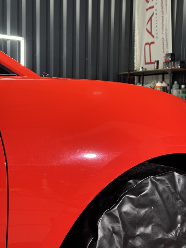 Service de polissage suivi d'un traitement céramique monocouche pour une Jaguar E-Pace dans notre centre de detailing de Viry, à proximité de Genève