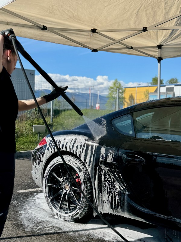 Laver sa voiture en plein soleil : 5 erreurs à éviter absolument – Les conseils de Raise Detailing à Viry (Genève / Annecy)