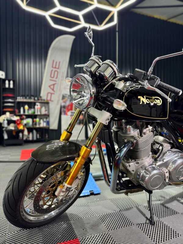 Polissage et pose de traitement céramique sur moto Norton Commando 961 Sport pour un client de Saint-Julien en Genevois