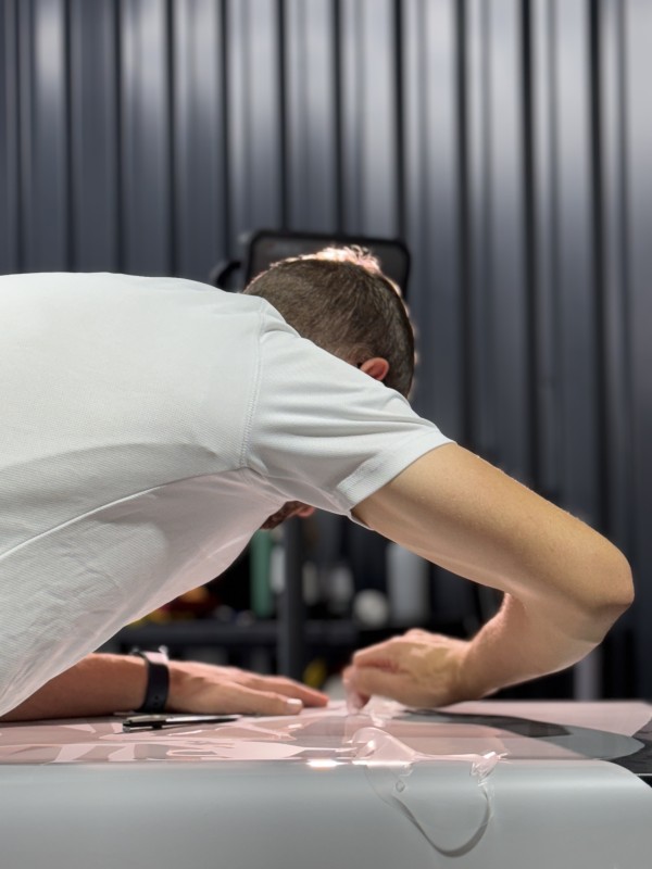 Protection ultime pour une moto BMW M1000 XR : la pose de film de protection PPF XPEL dans notre centre de detailing à Viry en cours