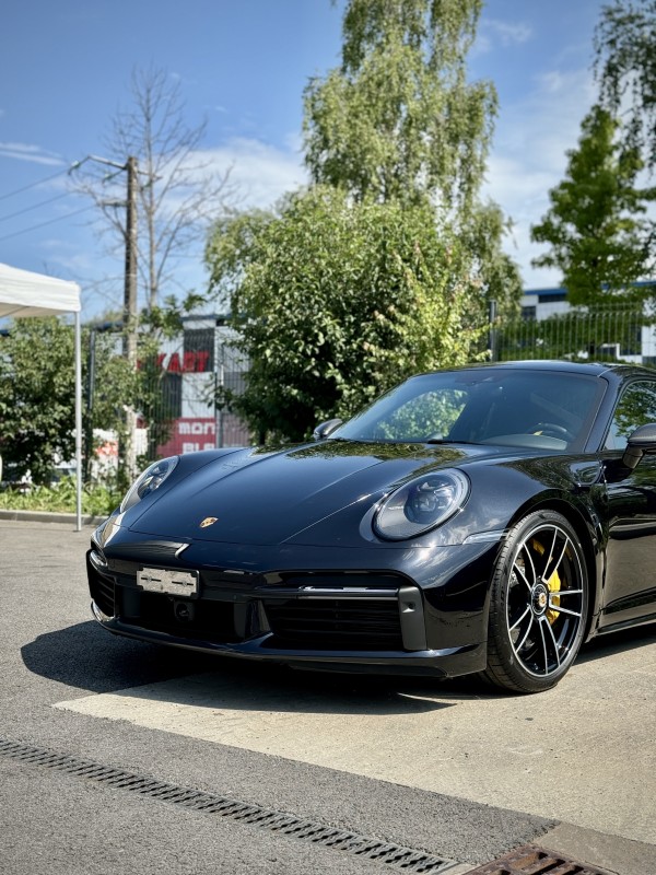 Pose de film de protection XPEL sur une magnifique Porsche 911 Turbo S dans notre centre de detailing de Viry