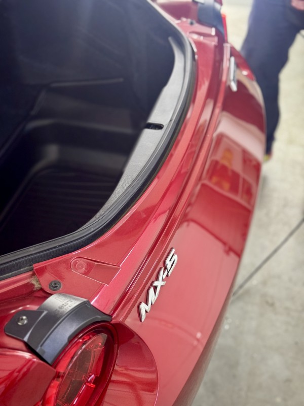 PPF XPEL sur Mazda MX-5 rouge : Oui, elle mérite une armure invisible (et stylée)