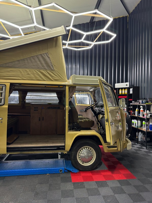 Nettoyage intérieur approfondi pour un ancien combi VW de plus de 50 ans pour un client de Valleiry