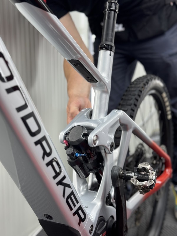 Pose de film de protection XPEL sur vélo électrique – Collaboration avec Espace Cycle Saint-Julien-en-Genevois