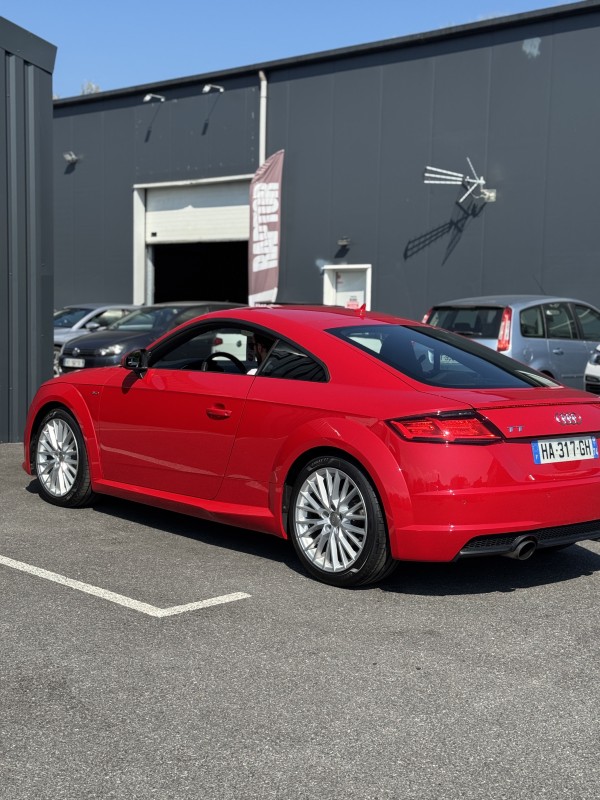 Polissage complet sur Audi TT rouge – Redonner vie à la brillance