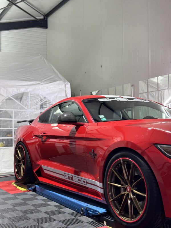 Pose de stickers et de protection de jantes sur une Mustang dans notre centre de detailing